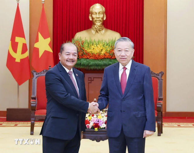 Ngày 27/10, tại Trụ sở Trung ương Đảng, Tổng Bí thư Tô Lâm tiếp ông Kikeo Khaykhamphithoune, Uỷ viên Bộ Chính trị, Phó Thủ tướng Lào, Trưởng Đoàn đại biểu Cấp cao Đảng Nhân dân Cách mạng Lào sang dự Hội thảo lý luận lần thứ 12 giữa Đảng Cộng sản Việt Nam và Đảng Nhân dân cách mạng Lào. (Ảnh: Thống Nhất/TTXVN)