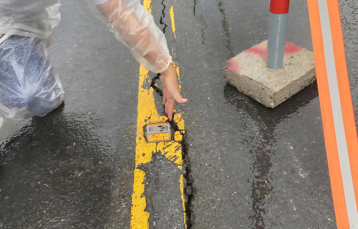 Vết nứt mặt đường cao tốc. Ảnh: Nguyễn Tú.