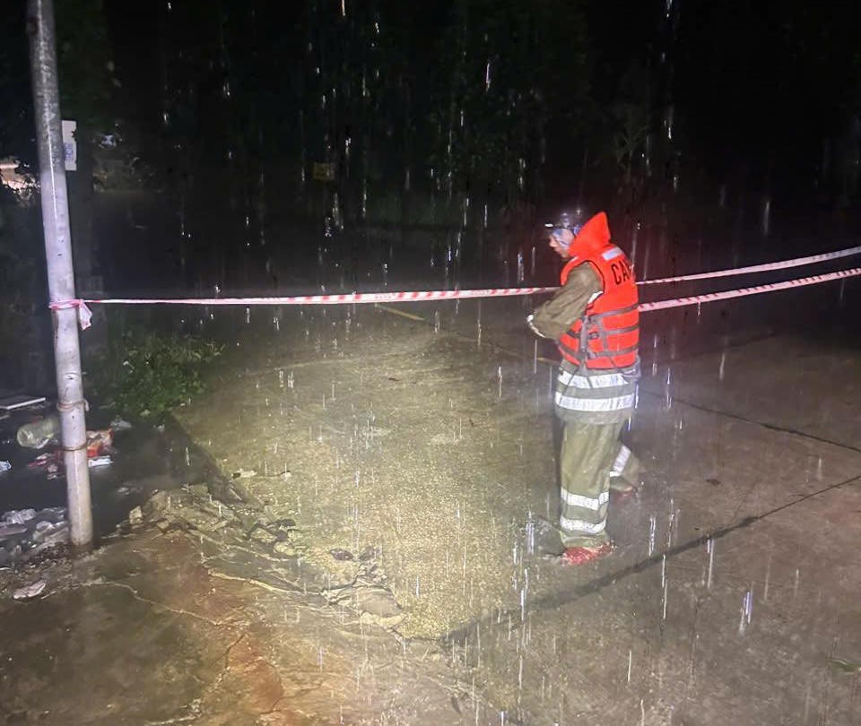 Lực lượng phường Hải Vân giăng dây cảnh báo khu vực nguy hiểm đầu cầu Nam Yên đêm 26/10. Ảnh: Nguyễn Tú.