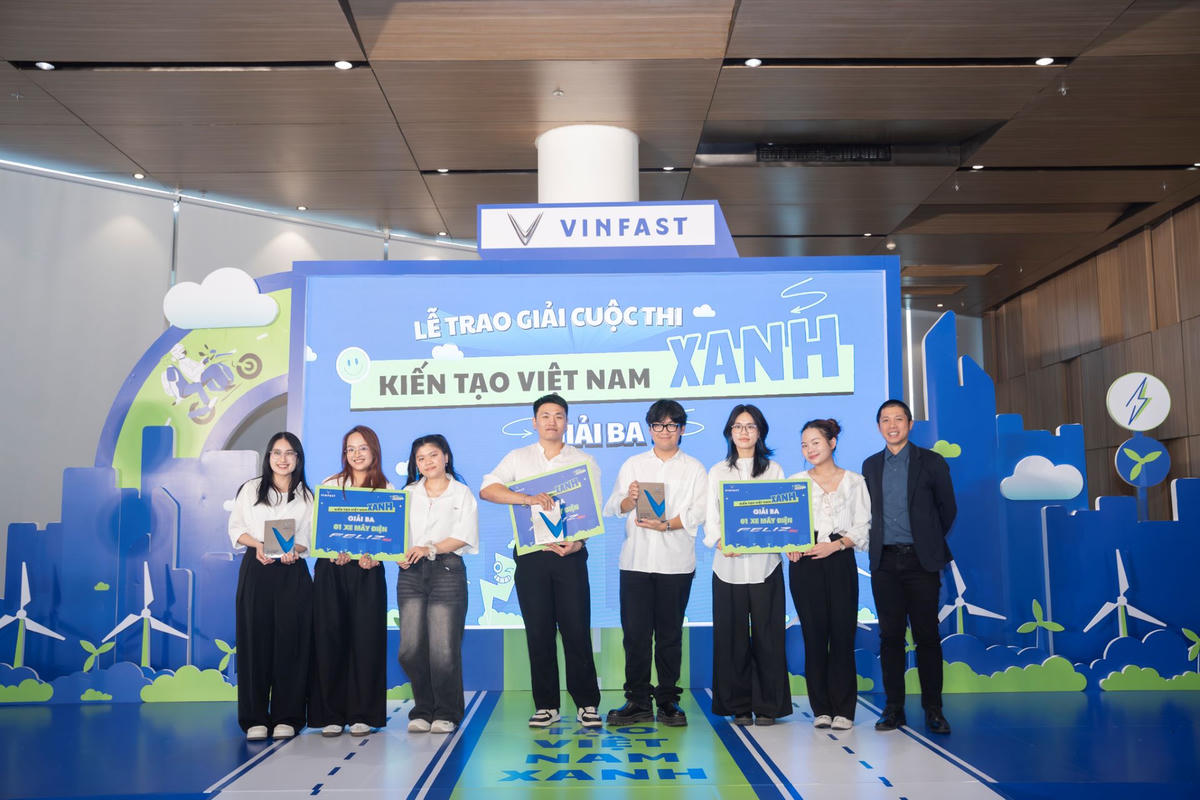 Các thí sinh đạt giải nhận những phần quà giá trị là xe máy điện VinFast.