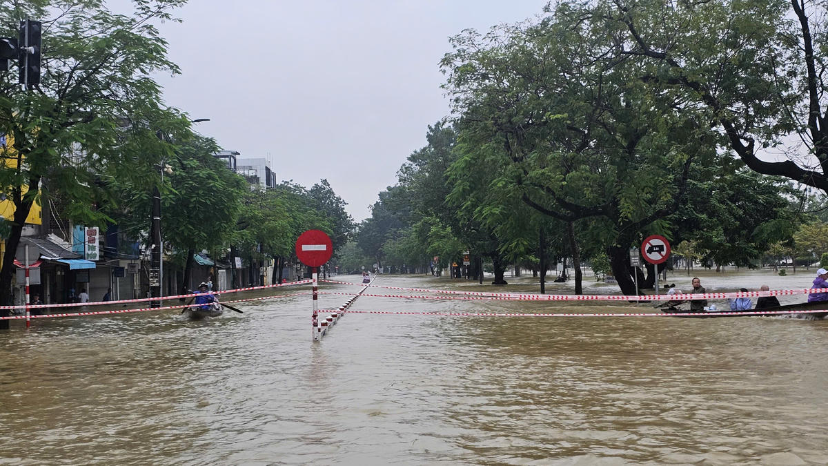Mưa lớn, nước sông lên nhanh khiến nhiều tuyến đường bị ngập sâu, giao thông gần như bị tê liệt. Ảnh: N.Q.