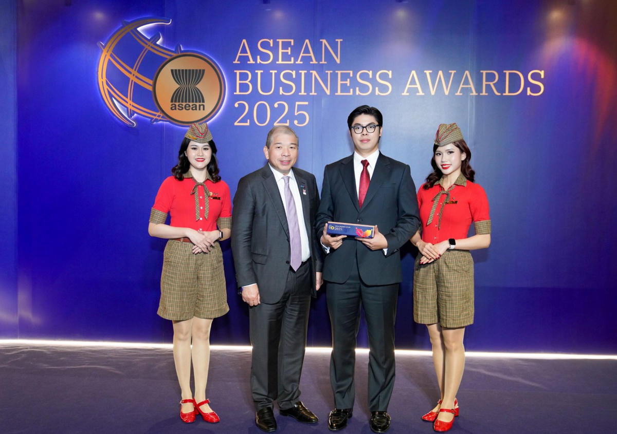 Ông Teo Siong Seng, Chủ tịch Hội đồng Tư vấn Kinh doanh ASEAN tại Singapore, chúc mừng và trao giải thưởng cho Vietjet.