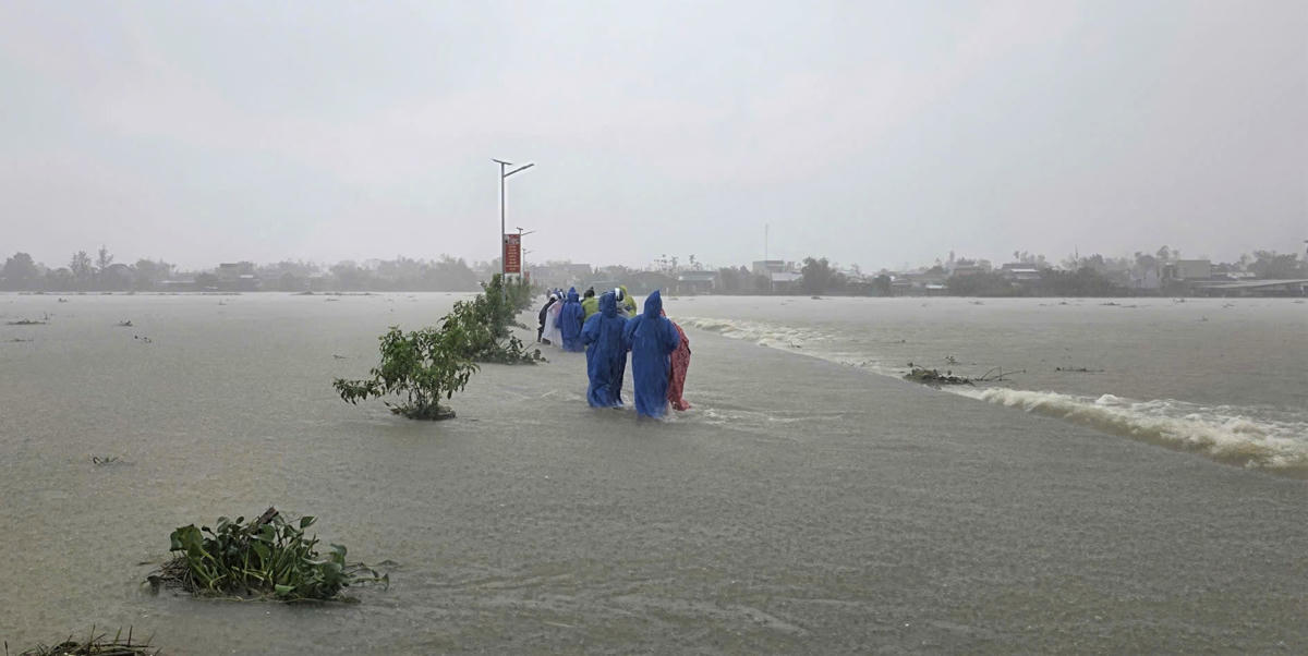 Nhiều khu vùng trũng thấp ở Đà Nẵng bị ngập nước. Ảnh: Tấn Thành.