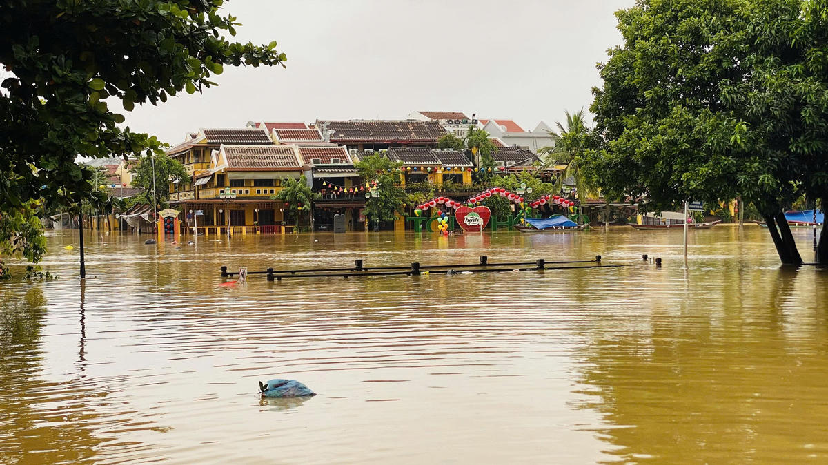 Nước sông Hoài dâng cao tràn vào khu dân cư ở phường Hội An. Ảnh: T. Thành.