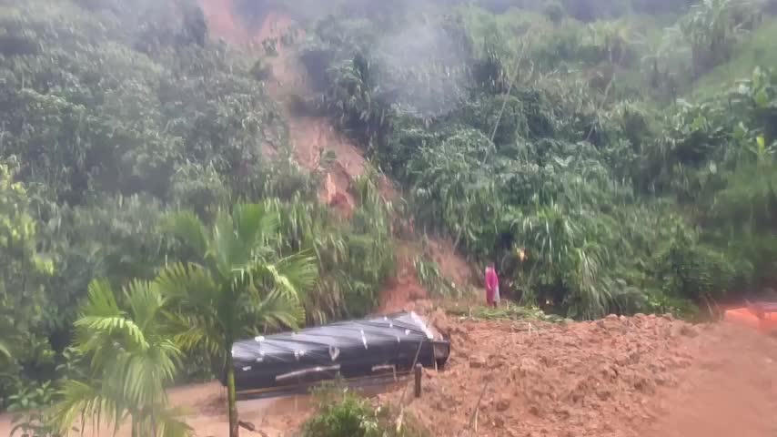 Chiếc xe tải bị đất đá vùi lấp ở xã Phước Thành. Ảnh: CV.