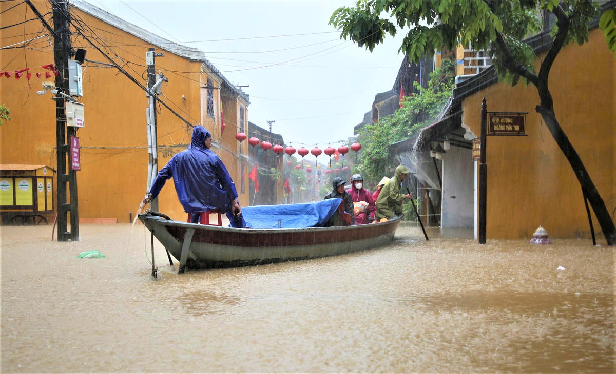 Người dân di chuyển bằng ghe đoạn đường Hoàng Văn Thụ, phường Hội An. Ảnh: T. Thành.