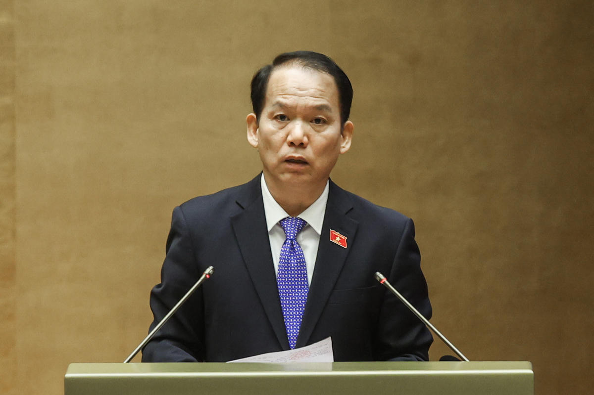 Chủ nhiệm Ủy ban Pháp luật và Tư pháp Hoàng Thanh Tùng báo cáo trước Quốc hội (Ảnh: Quang Vinh)