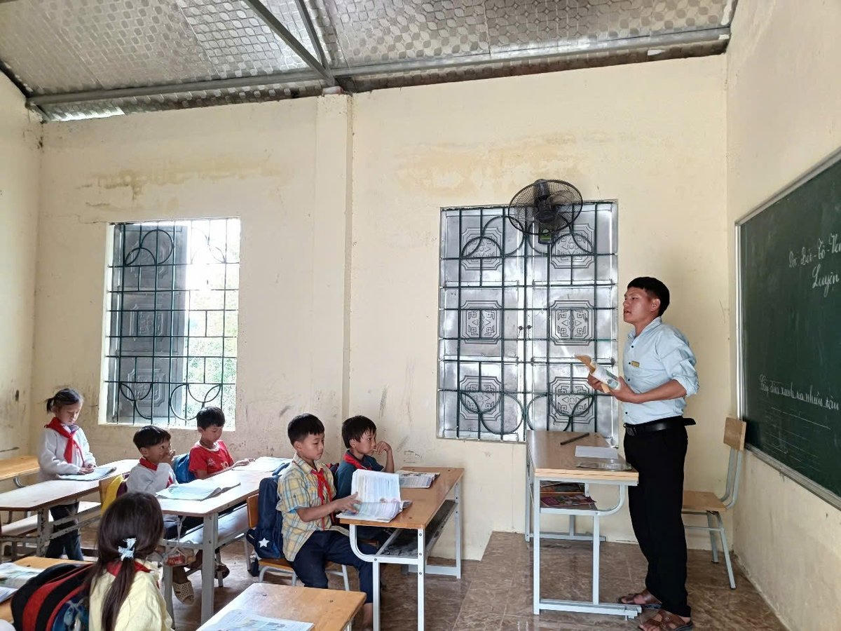 Một giờ học của thầy giáo Chai và học sinh. Ảnh: Thanh Tâm