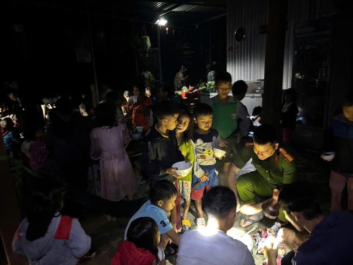 Các chiến sĩ Công an xã Trà Leng nấu mì tôm cho người dân ăn. Ảnh: CV.