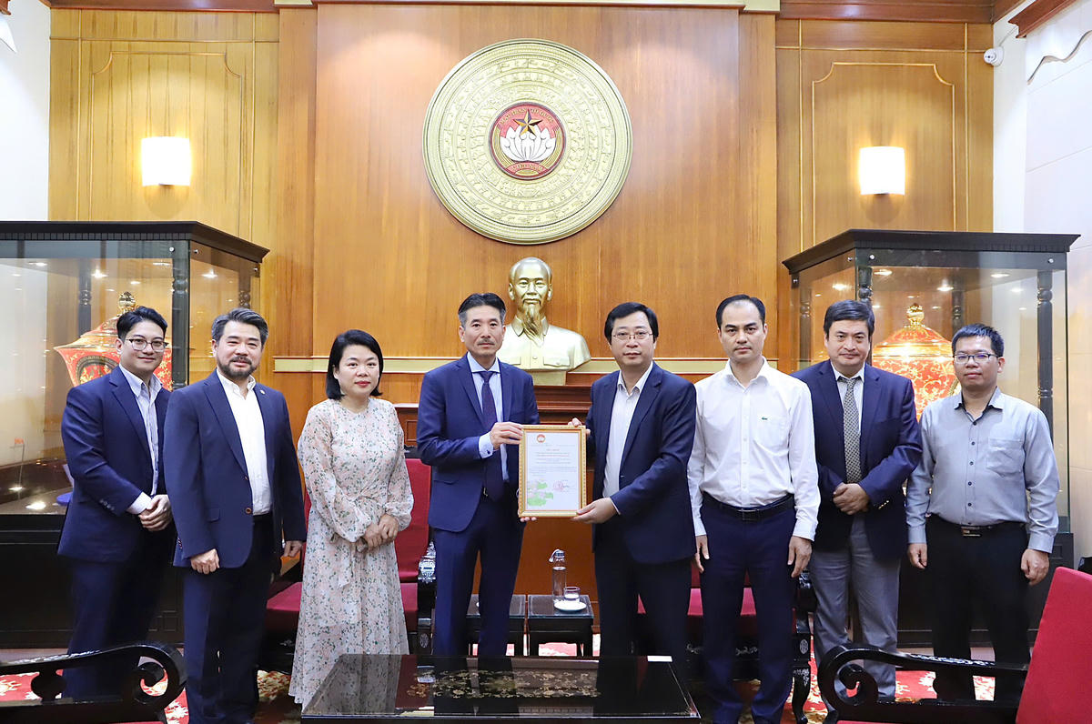 Ông Cao Xuân Thạo, Trưởng ban Công tác xã hội, cơ quan Ủy ban Trung ương MTTQ Việt Nam trao Thư cảm ơn của Chủ tịch Ủy ban Trung ương MTTQ Việt Nam tới Cộng đồng người Việt Nam tại Ba Lan&nbsp;