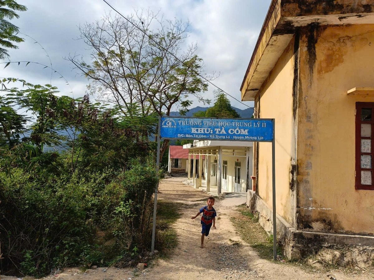 Đường xuống điểm Trường Tiểu học Tà Cóm vào tháng 12/2024 vẫn là con đường đất. Ảnh: Thanh Tâm