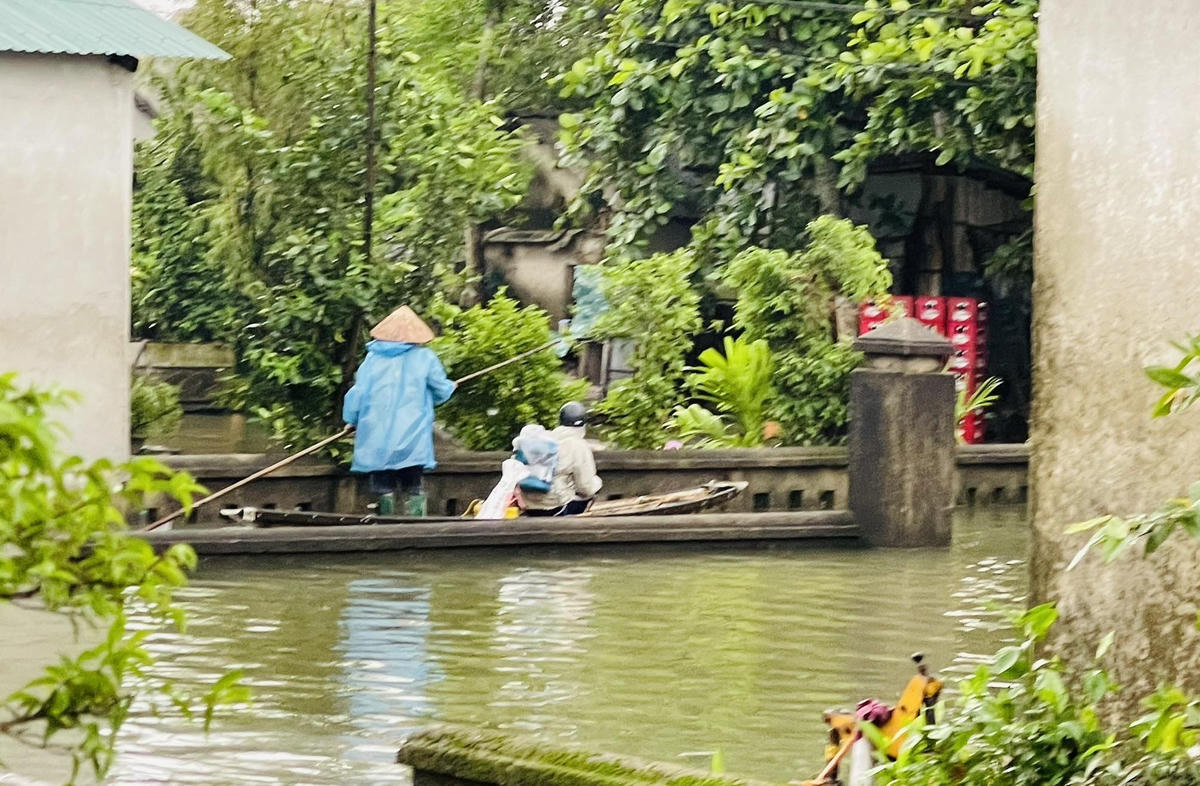 Đường bị ngập nước, người dân xã Nam Hải Lăng di chuyển bằng ghe. Ảnh: Fb.H.N.