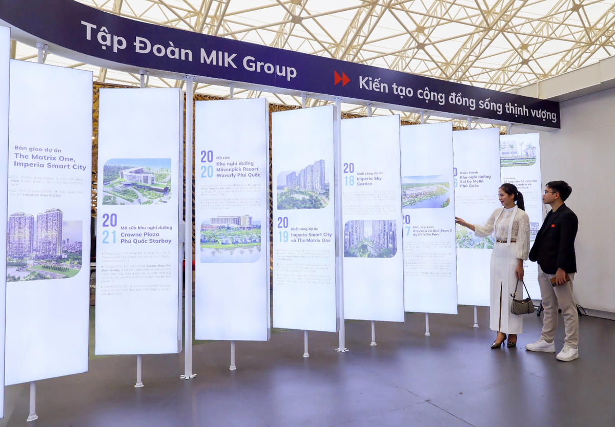 Bức tường lịch sử phát sáng tái hiện hành trình hơn một thập kỷ phát triển của MIK Group, trở

thành điểm nhấn thu hút đông đảo khách hàng.