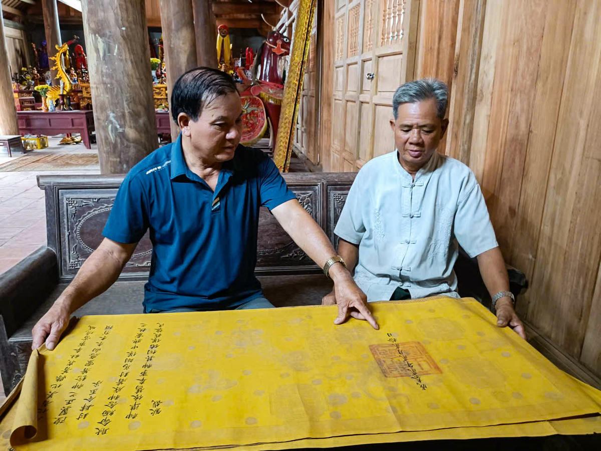 47 sắc phong được bảo quản rất cẩn thận tại đình. Ảnh: Đình Minh