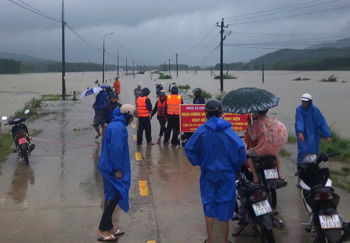 Lực lượng chức năng xã Nông Sơn chốt chặn, cắm biển cảnh báo tại các vùng bị ngập sâu. Ảnh: T.H.
