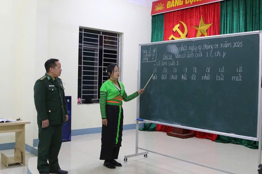 Để vận động những người phụ nữ dân tộc Mông tới lớp, là cả hành trình của Đồn Biên phòng Quang Chiểu. Ảnh: Thanh Tâm.