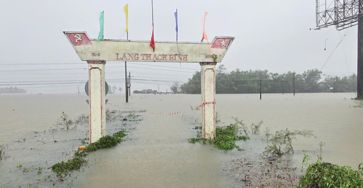 Một khu dân cư xã Thăng Điền bị ngập nước. Ảnh: T. Thành.