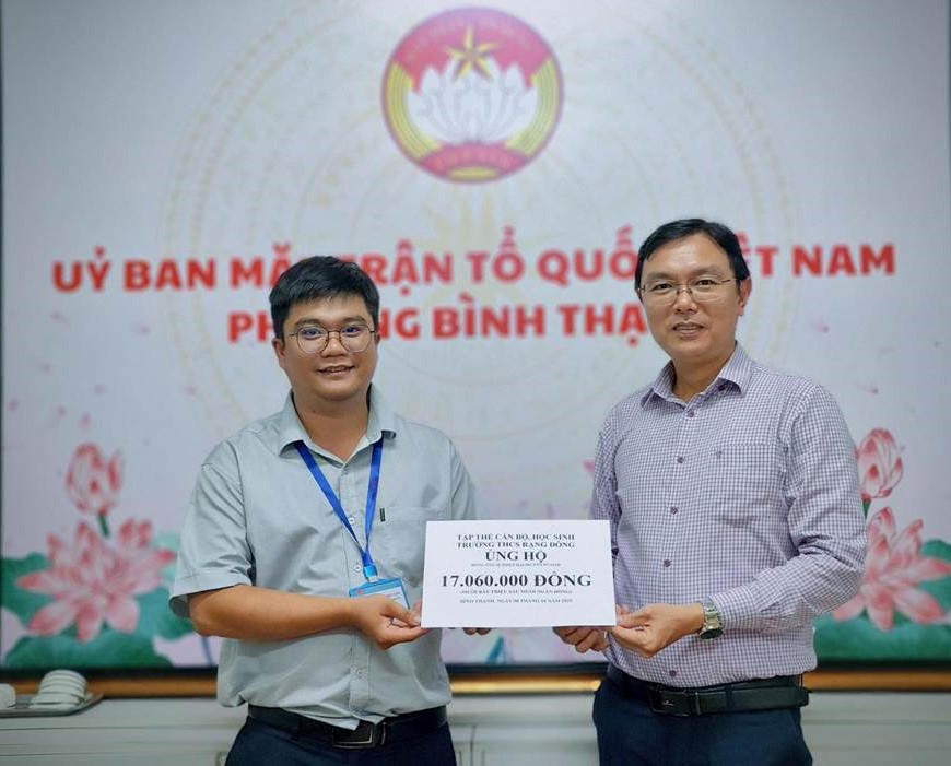 Đại diện Mặt trận phường Bình Thạnh tiếp nhận ủng hộ. Ảnh: BTC.