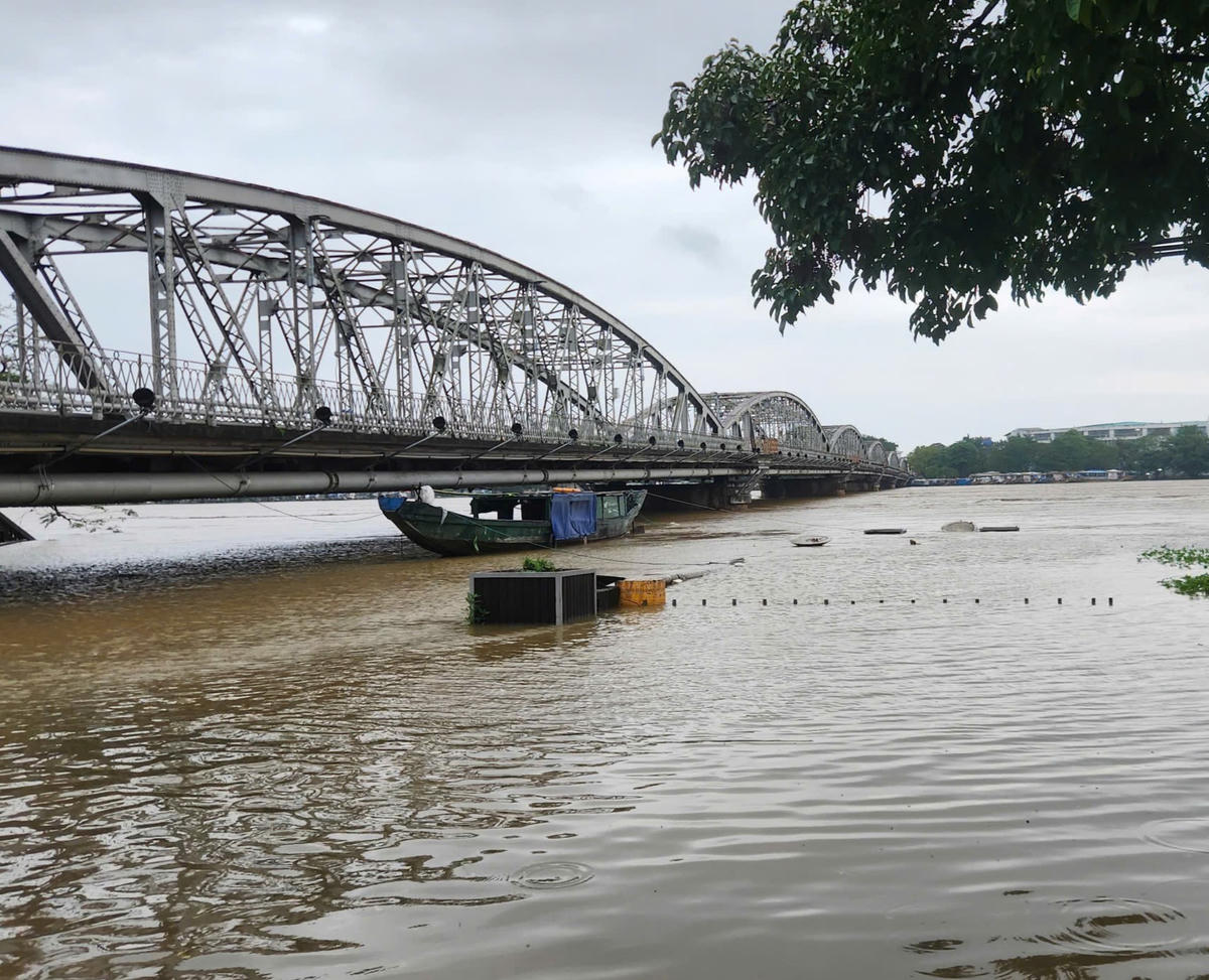 Dự báo mực nước các sông trên địa bàn thành phố đang lên, sông Hương, sông Bồ lên trên mức báo động III, tình hình mưa lũ còn diễn biến phức tạp. Ảnh: N.Q.