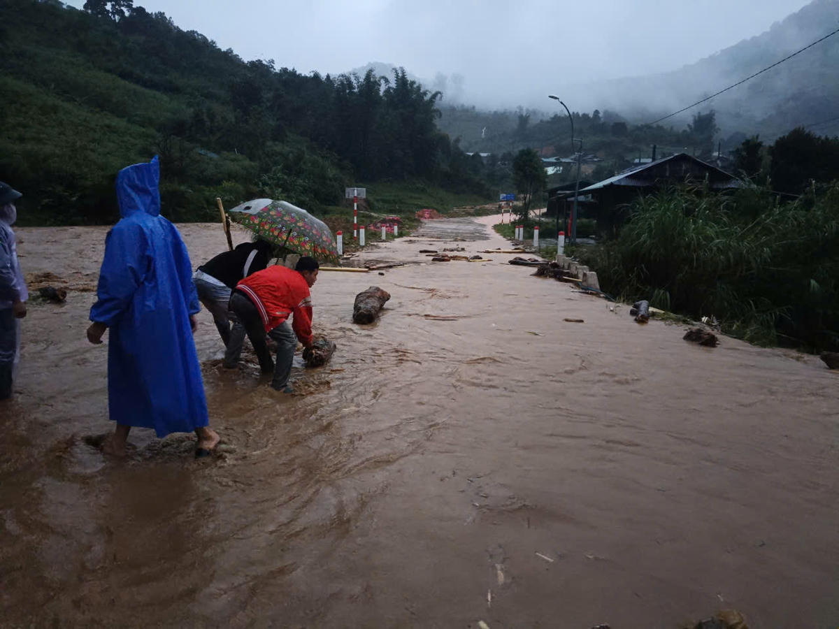 Người dân xã Đăk Plô dọn dẹp đất đá, bùn đất khơi thông dòng chảy. Ảnh: CV.
