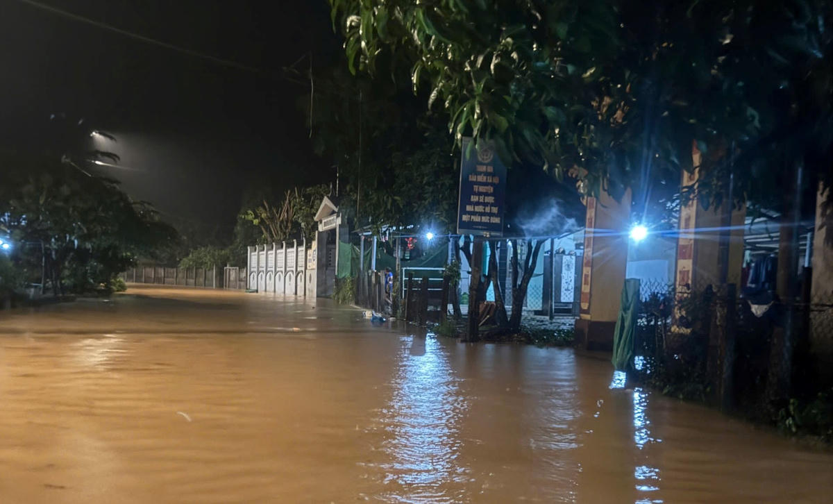 Một góc khu dân cư ở xã Quế Phước ngập nước. Ảnh: CV.