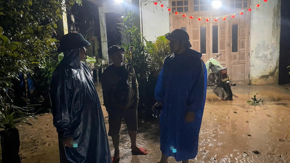 Lực lượng phường Hải Vân vận động người dân sơ tán trong đêm. Ảnh: Kim Hiếu.