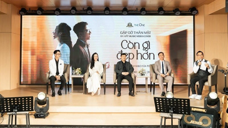 Ê kíp thực hiện MV chia sẻ trong buổi công bố ra mắt MV "Còn gì đẹp hơn". Ảnh: BTC.