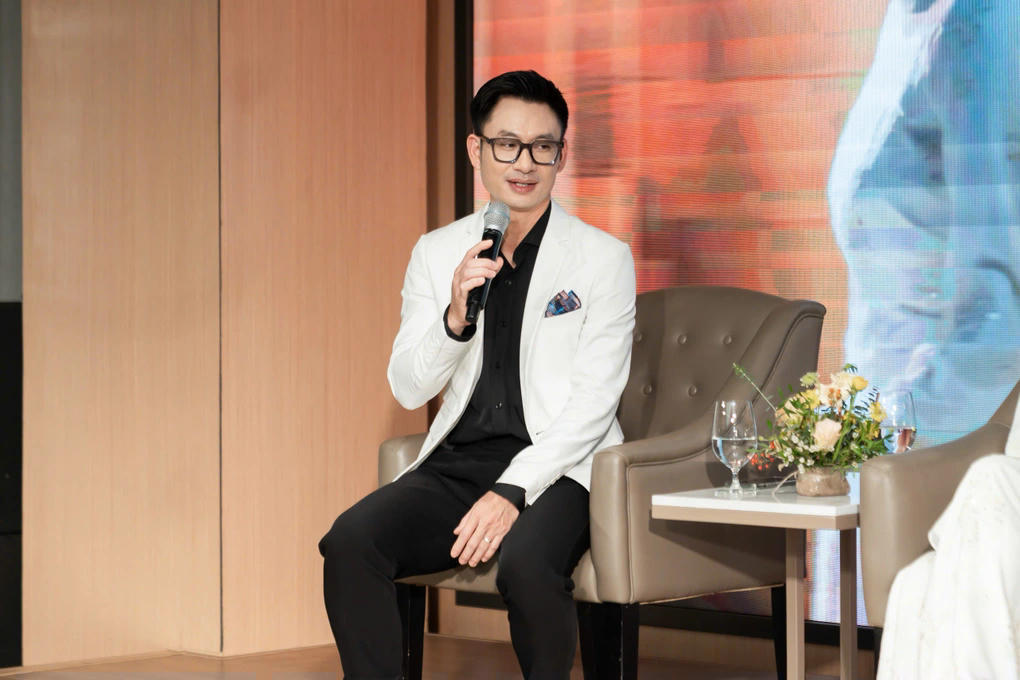 Ca sĩ Trần Tuấn Hòa chia sẻ cảm xúc trong buổi ra mắt MV. Ảnh:BTC