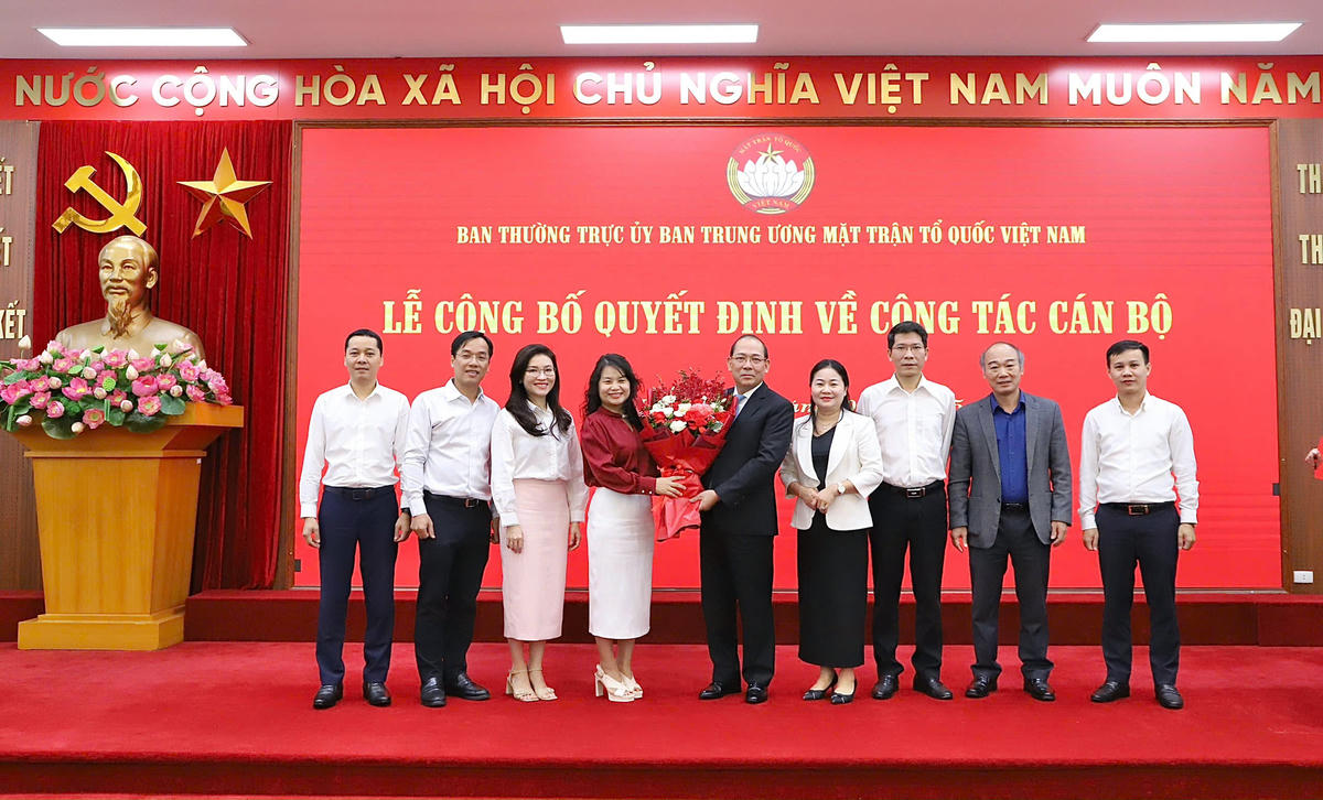 Phó Chủ tịch Hoàng Công Thủy tặng hoa chúc mừng bà Nguyễn Quỳnh Liên, Ủy viên Đoàn Chủ tịch, Trưởng Ban Dân chủ, Giám sát và Phản biện xã hội Cơ quan UBTƯ MTTQ Việt Nam. Ảnh: Minh Hiển.