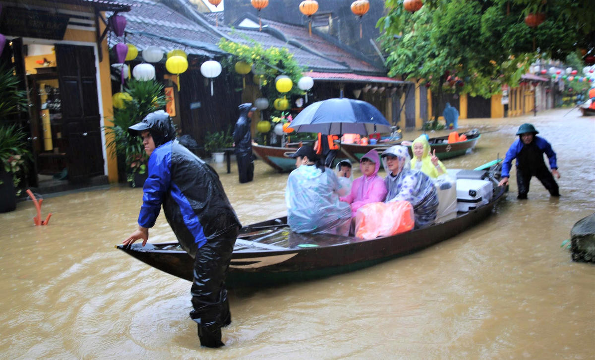 Một số tuyến đường ở phố cổ Hội An ngập nước. Ảnh: C.Đại.