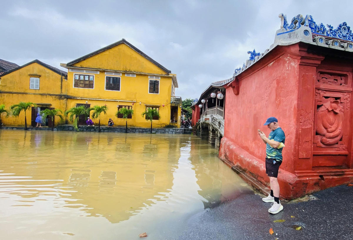 Khu vực chùa Cầu, ở phố cổ Hội An ngập nước sâu. Ảnh: C.Đại.