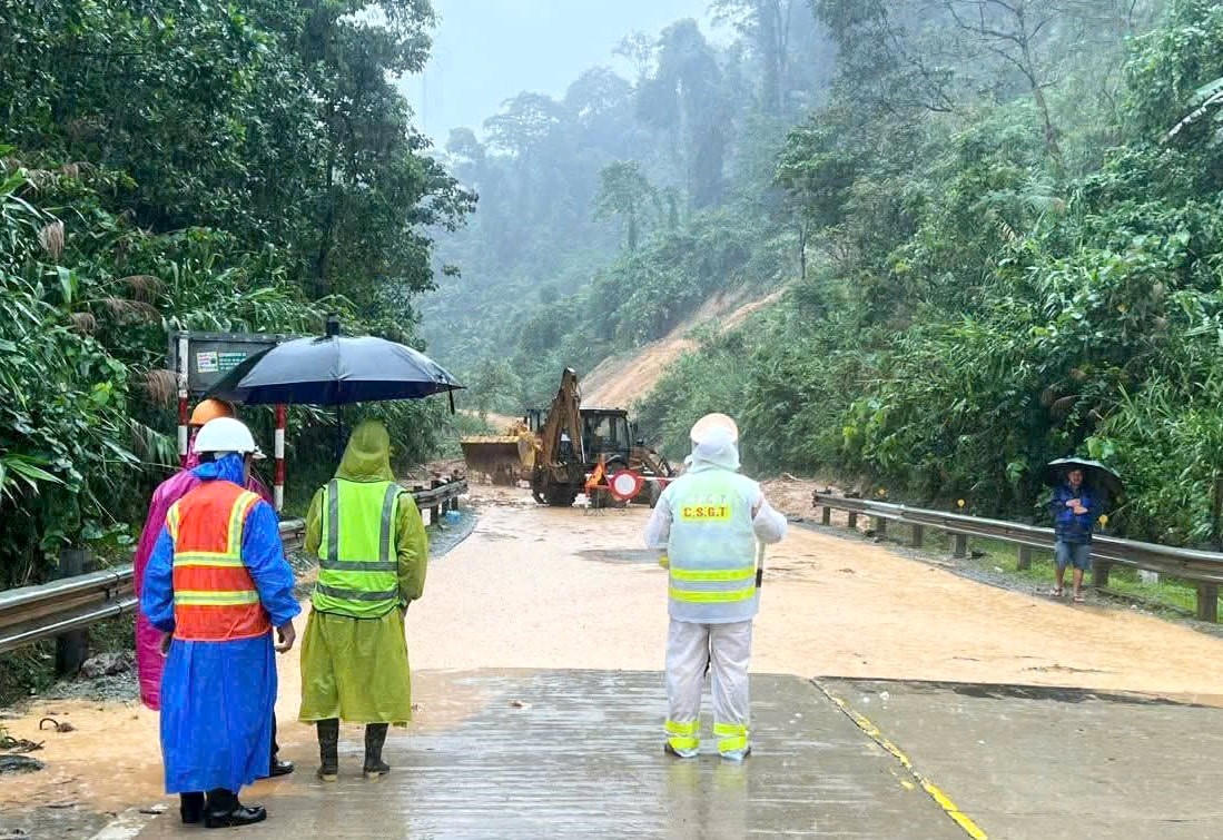 Lực lượng CSGT TP Đà Nẵng túc trực trên đèo Lò Xo, điều tiết giao thông qua khu vực bị sạt lở. Ảnh: Công an cung cấp.
