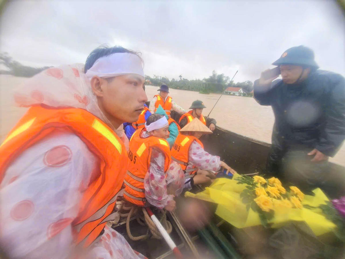 Lực lượng quân đội đưa linh cựu cụ bà M. vượt dòng nước lũ đi an táng. Ảnh: CV.