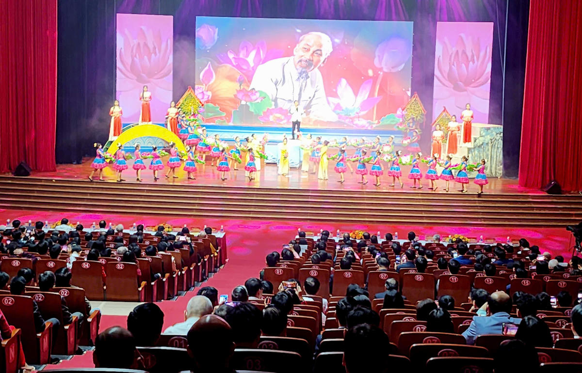 Chương trình văn nghệ chào mừng Đại hội Thi đua yêu nước tỉnh Quảng Trị lần thứ nhất.