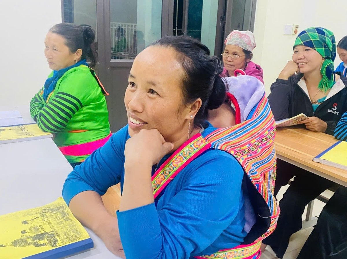 Lớp học xóa mù chữ tại bản Phù Đứa do Đồn biên phòng Quang Chiểu (Mường Lát - Thanh Hóa) tổ chức, thực hiện mô hình điểm “Bản sáng vùng biên”. Ảnh: Thanh Tâm