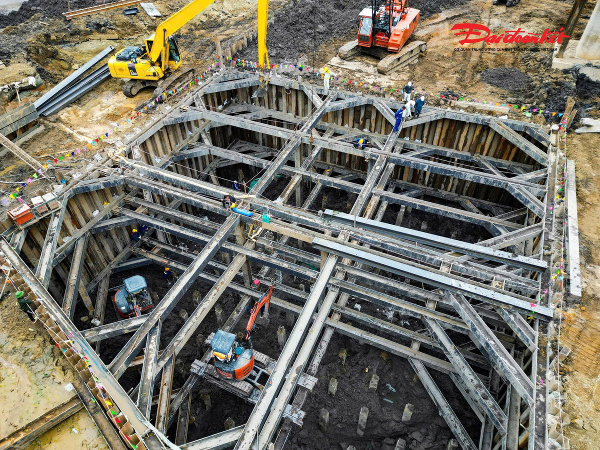 Trên công trường thi công nhộn nhịp máy móc, hệ thống khung sắt để làm hầm chui.
