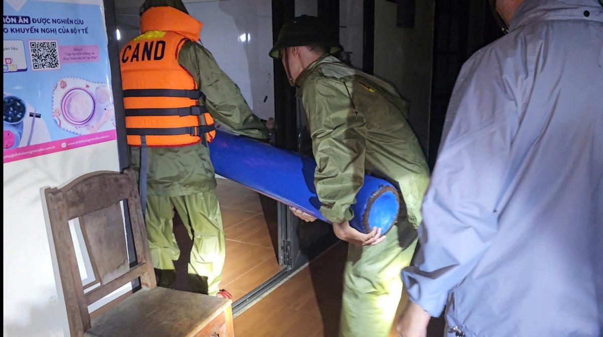 Đáng chú ý, trong đêm 27/10, Công an xã Vu Gia nhận được thông tin có trường hợp Mẹ Việt Nam anh hùng đang cấp cứu tại Trạm Y tế xã Đại Cường, có nguy cơ thiếu ôxy trong khi cano cứu hộ chưa thể tiếp cận do nước lũ dâng cao.&nbsp;Ảnh: Công an xã.