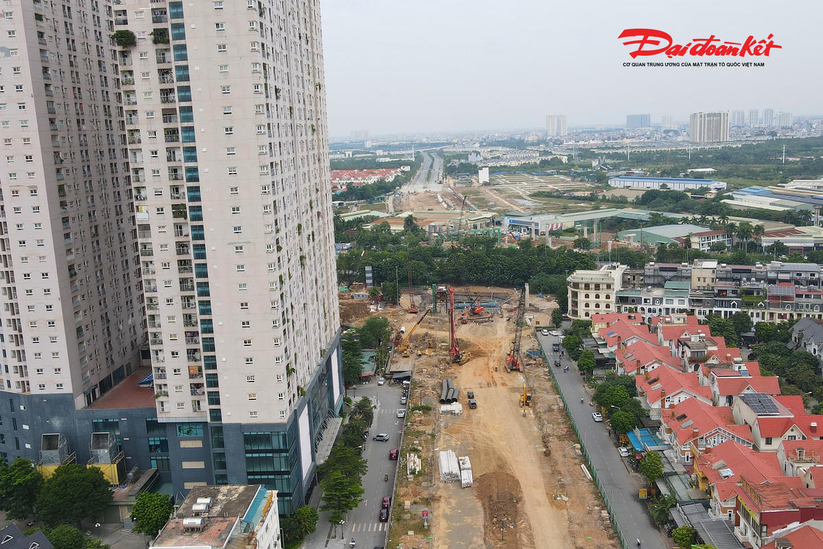 Hầm chui được bố trí theo hướng đường Vành đai 3,5 (đường Hoàng Tùng) - Quốc lộ 32, quy mô 4 làn xe, dài 975m, trong đó đoạn ngầm dưới Đại lộ Thăng Long dài 150m; phía Hoàng Tùng có hầm hở 157,5m, tường chắn 220m; phía Quốc lộ 32 có hầm hở 157,5m, tường chắn 200m.