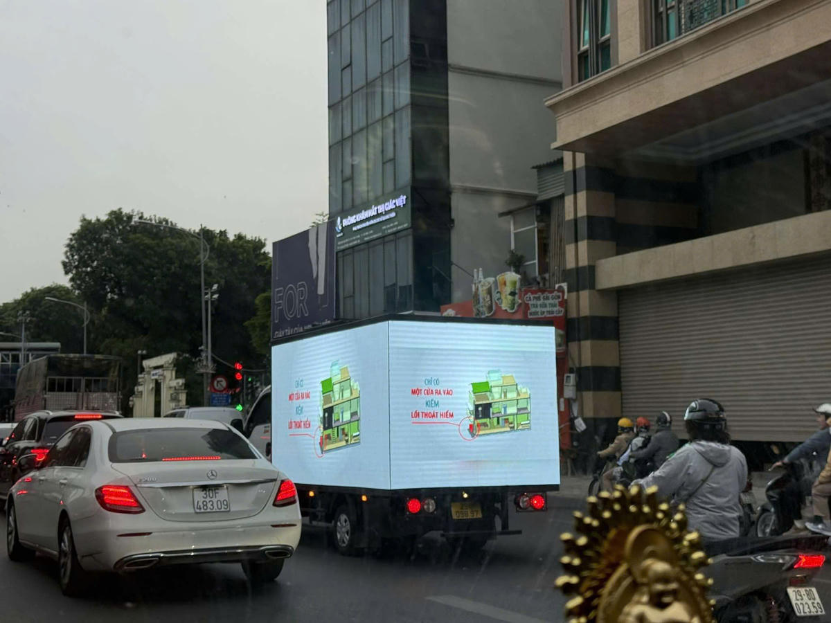 Hình ảnh xe tải lắp màn hình&nbsp;LED chiếu hình ảnh quảng cáo, gây ảnh hưởng đến người dân đang lưu thông.