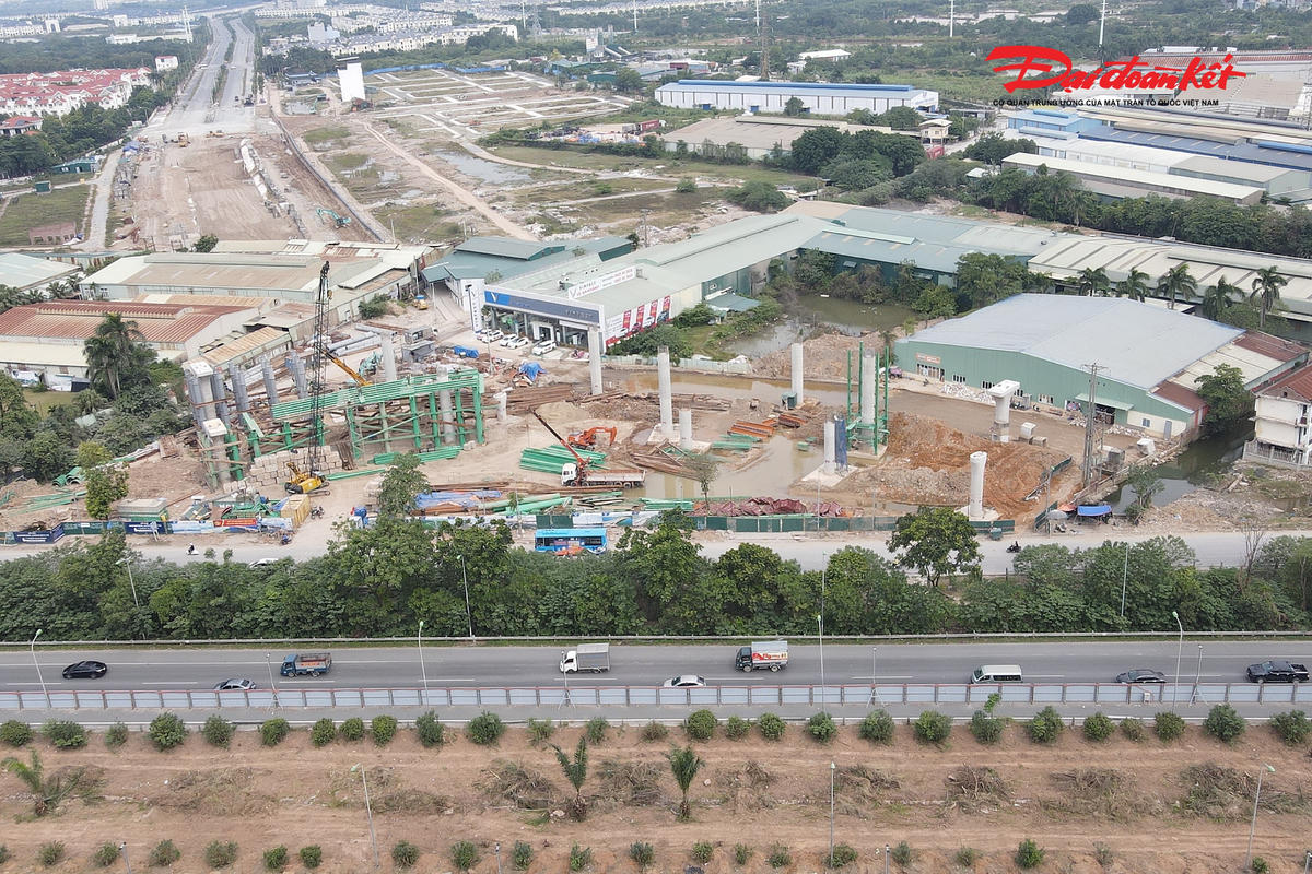 Tại phía Quốc lộ 32, phần hầm hở cũng đang được thi công song song.&nbsp;