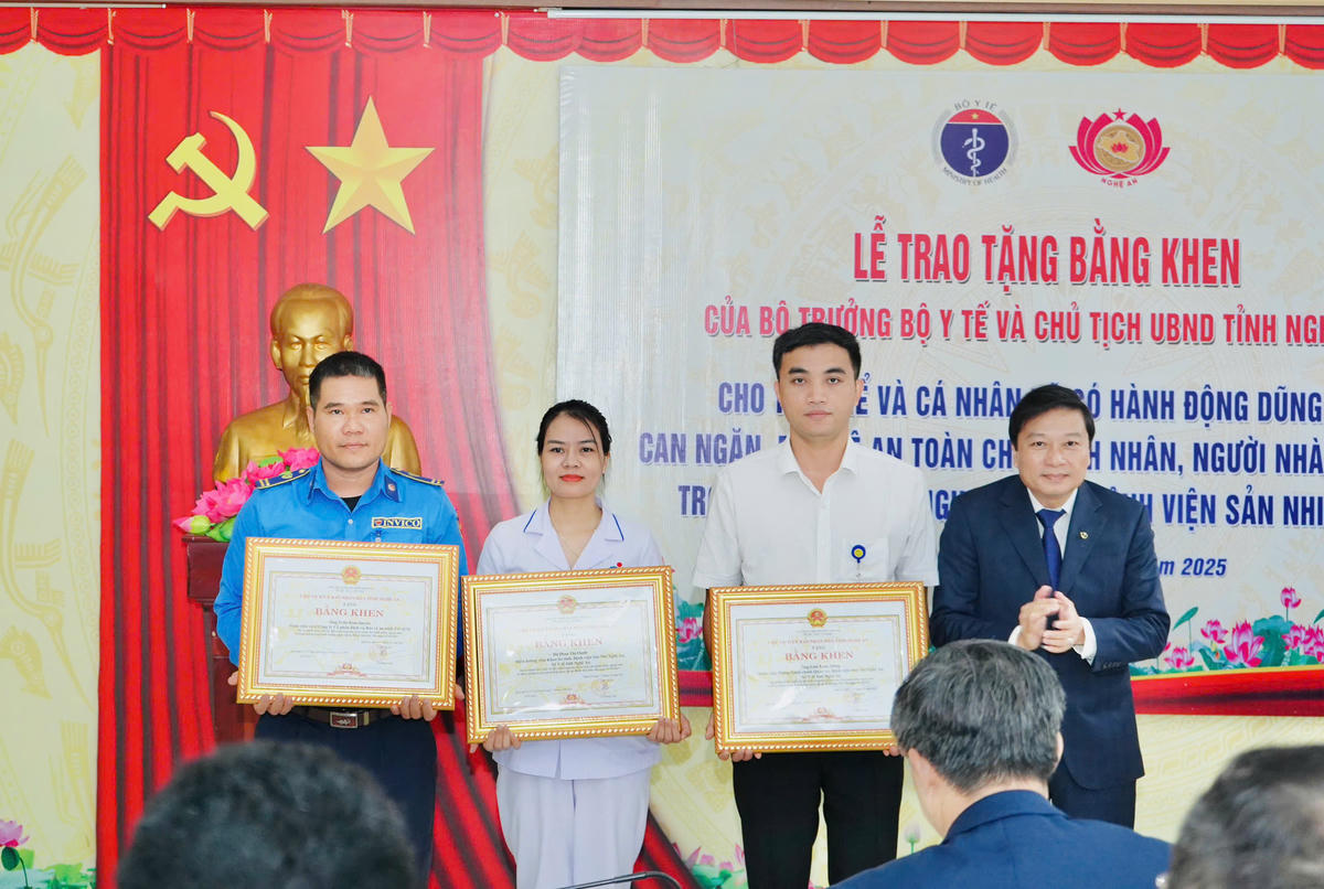 Ông Lê Hồng Vinh - Phó Bí thư Tỉnh uỷ, Chủ tịch UBND tỉnh Nghệ An trao Bằng khen cho các cá nhân ghi nhận tinh thần nghĩa hiệp và trách nhiệm cao trong việc hỗ trợ, can ngăn đối tượng trong vụ việc sáng ngày 23/10 vừa qua. Ảnh: TC