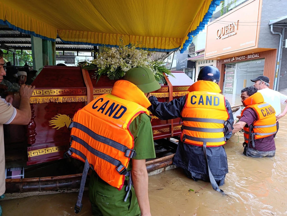 Các lực lượng Công an TP Đà Nẵng cứu người trong mưa lũ