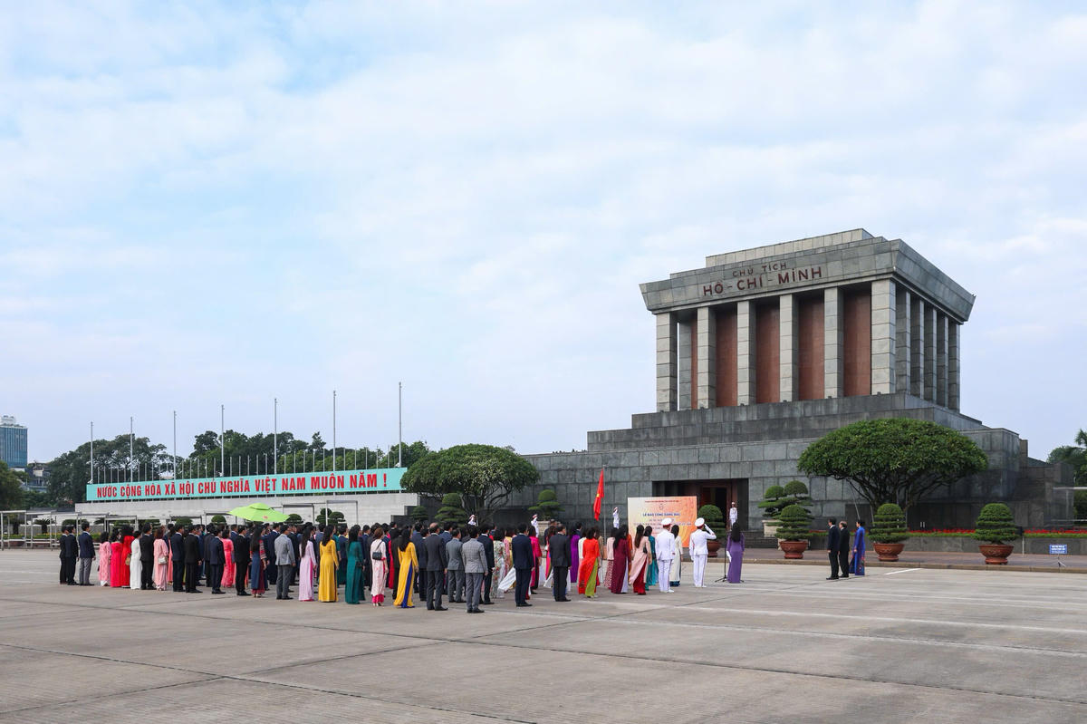Các đại biểu tham dự Lễ báo công dâng Bác tại Lăng Chủ tịch Hồ Chí Minh. Ảnh: Quang Vinh.