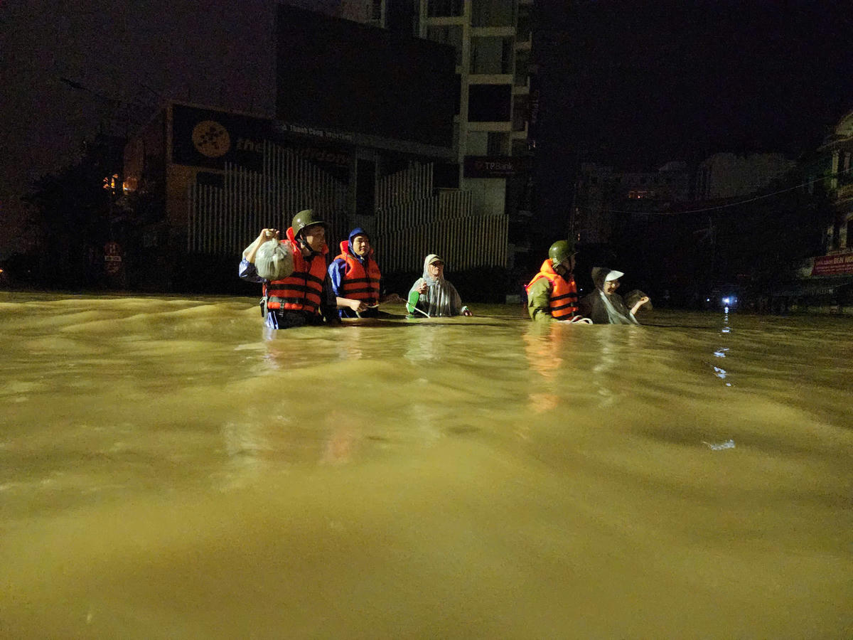 Lực lượng chức năng trong đêm liên tục nhận được cuộc gọi nhờ hỗ trợ từ người dân vùng xung yếu. Ảnh: CACC