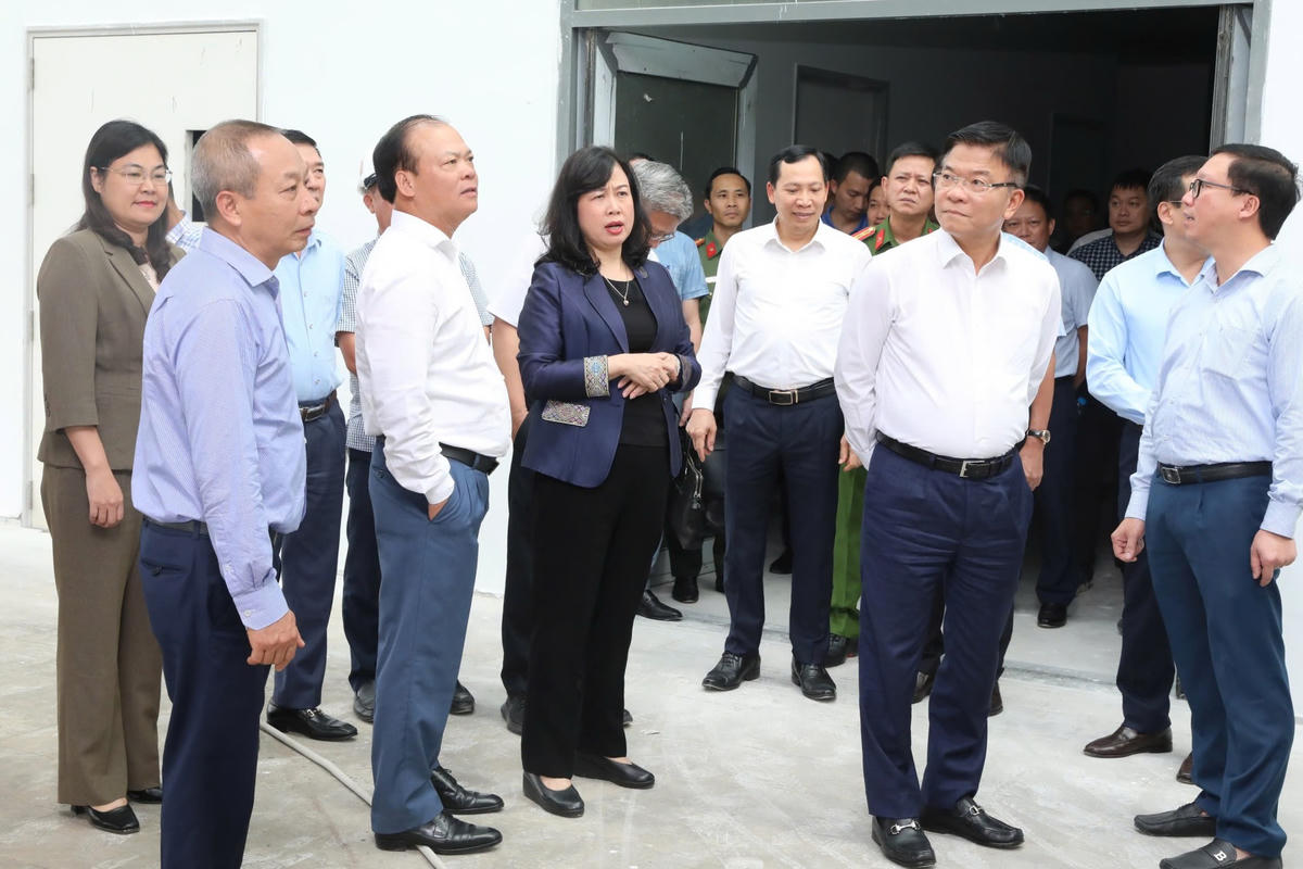 Phó Thủ tướng kiểm tra tiến độ 2 dự án trước khi làm việc với các đơn vị liên quan. Ảnh: Đại Nghĩa.