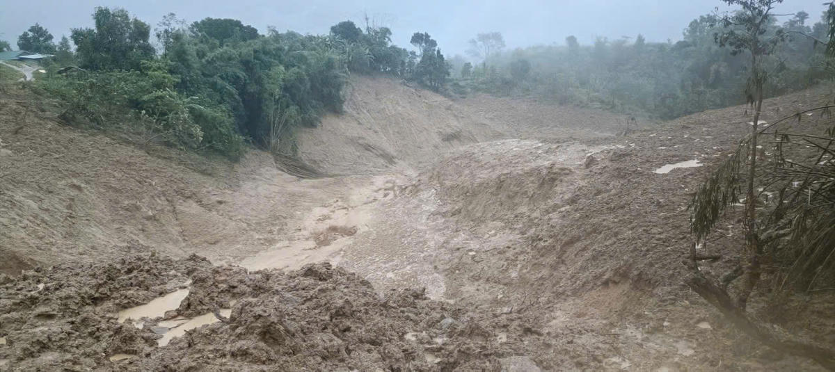 Đường lên thôn Ngọc Nang bị đất vùi lấp, khiến 5 thôn phía trong bị cô lập. Ảnh: CV.