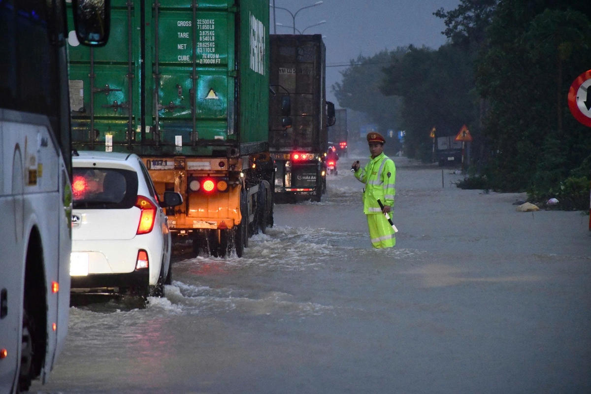 Lực lượng cảnh sát giao thông Công an TP Đà Nẵng trực chiến trên các tuyến giao thông huyết mạch. Ảnh: Nguyễn Tú.