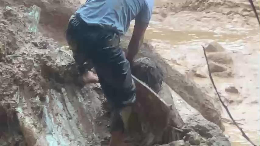 Lực lượng chức năng cứu công nhân bị đất đá vùi lấp. Ảnh: CV.