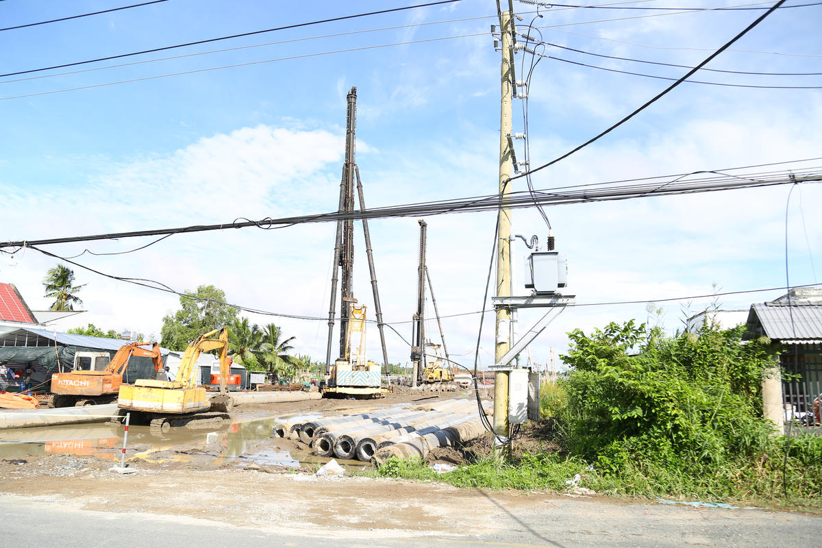Trụ T4, T5 cầu Kênh Mương Lộ thuộc dự án Dự án đường Hồ Chí Minh đoạn Rạch Sỏi - Bến Nhất, Gò Quao - Vĩnh Thuận đang vướng đường điện trung thế. (ảnh: Thanh Tiến)