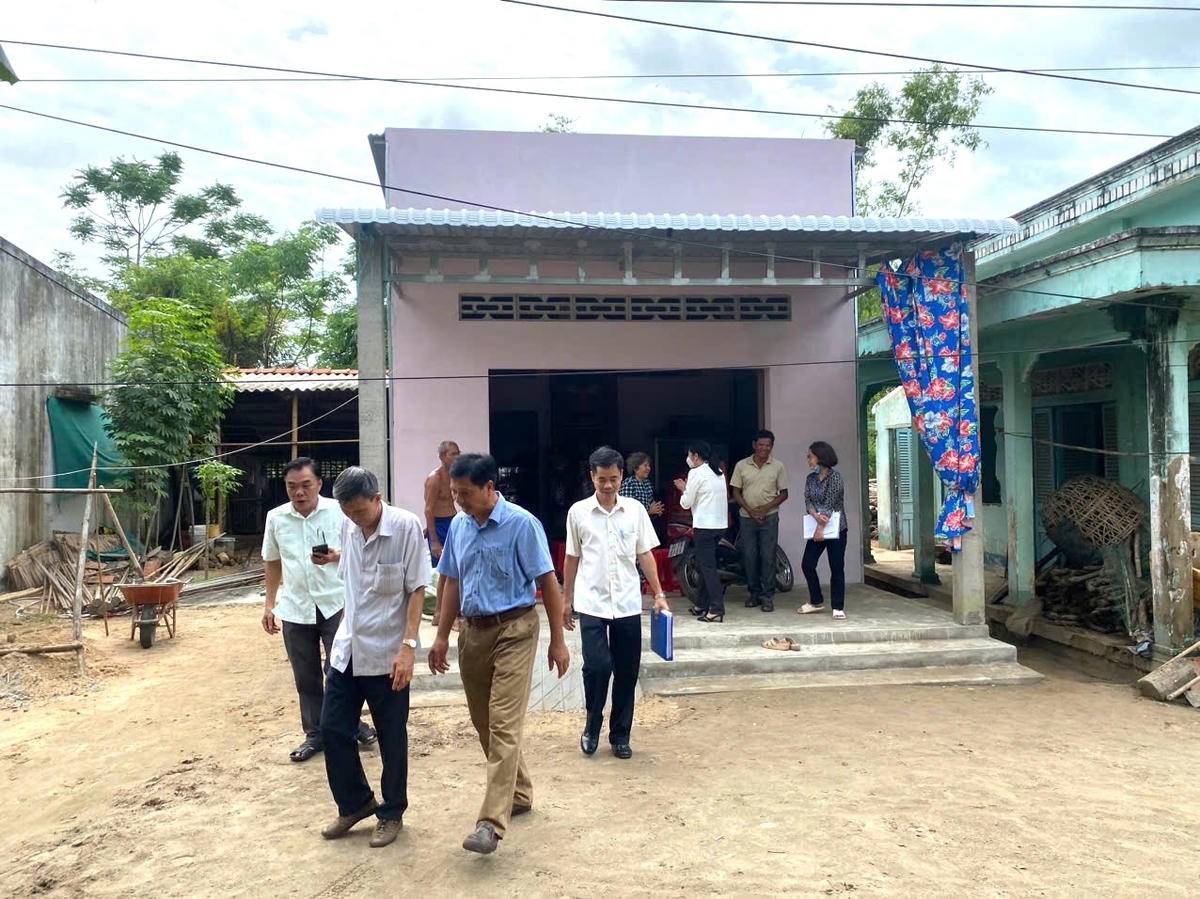 Đoàn kiểm tra công trình Nhà văn hóa thôn Lán Thán, xã Tuấn Sơn (tỉnh Lạng Sơn) được xây dựng từ nguồn vốn Chương trình MTQG 1719.	 Ảnh: Tuấn Ninh